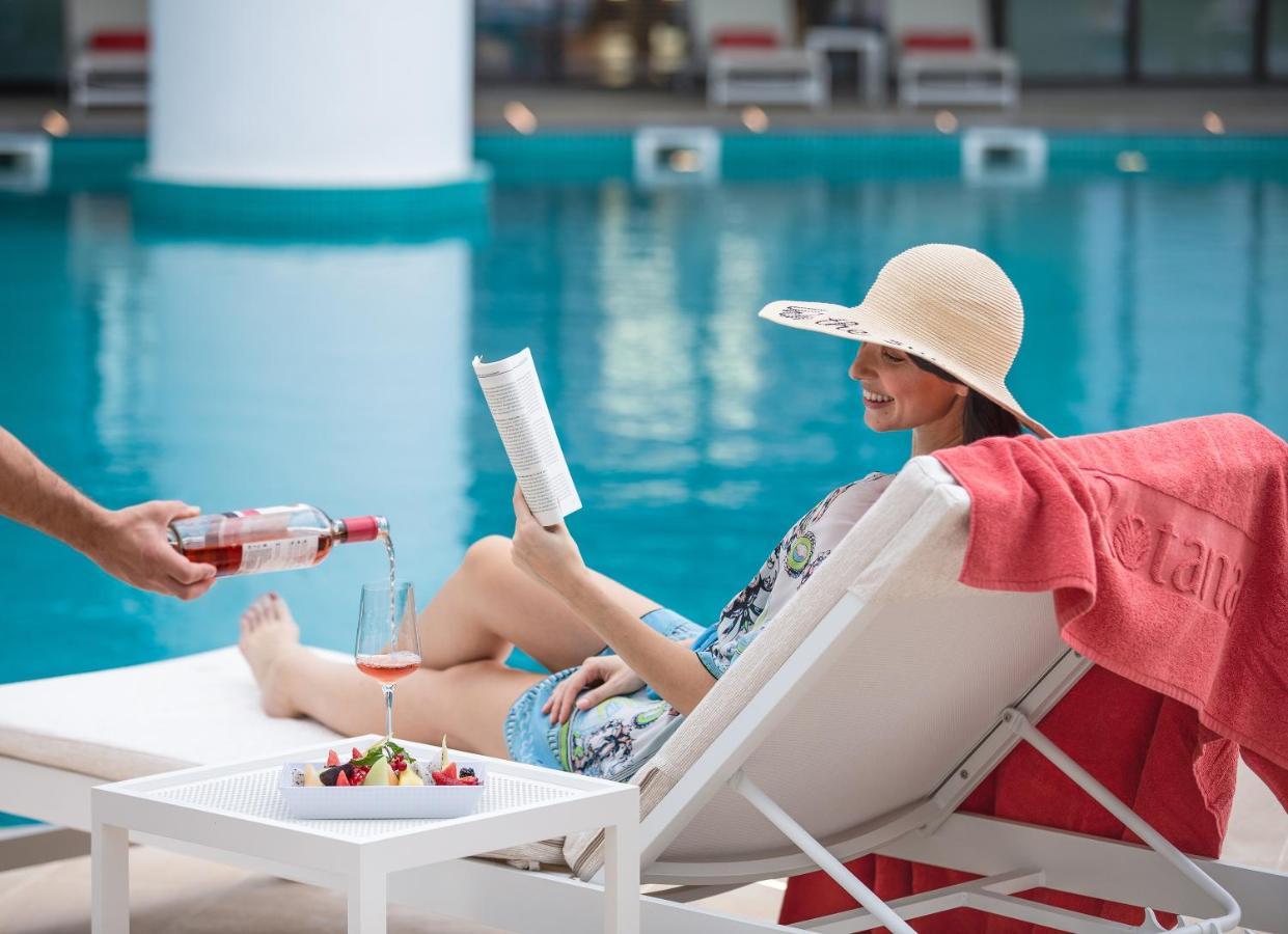 Al Jaddaf Rotana Suite Hotel Dubai Exterior photo A woman relaxing at a pool